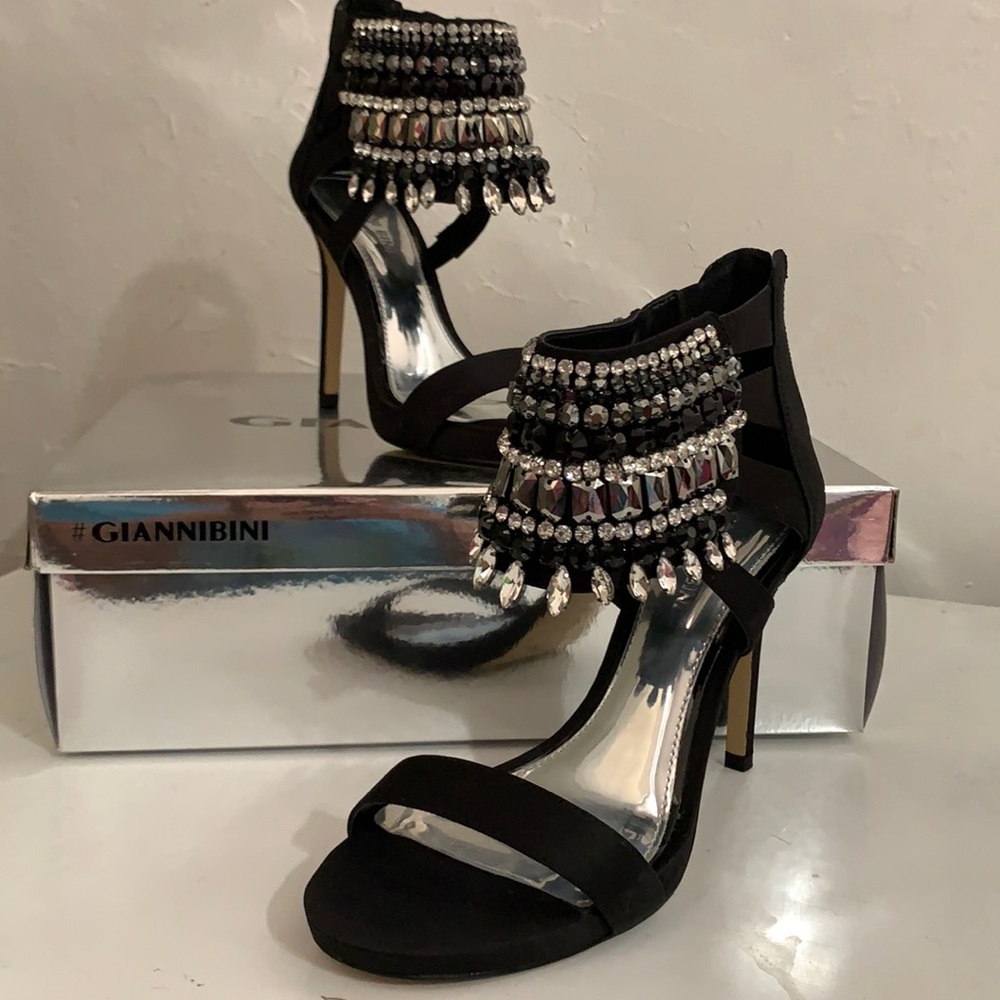 Silver and black women’s 6.5. Still like new.